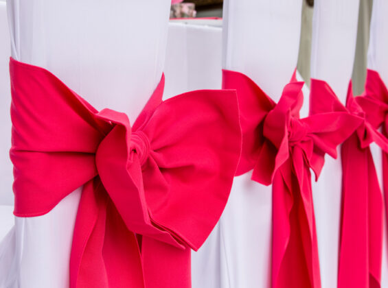 Pink Fuchsia chair sashes and bows