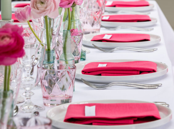 Pink Fuchsia napkins with a Arctic White table cloths