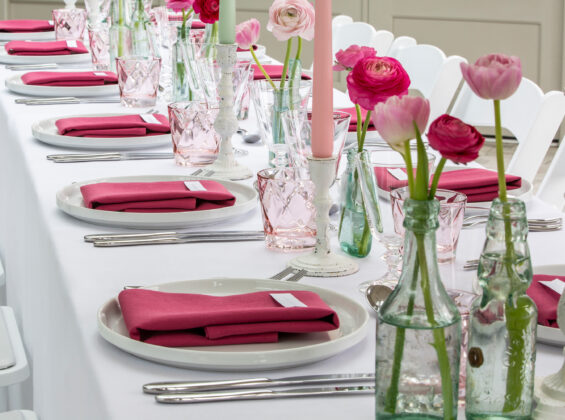 Wild Raspberry napkins with Arctic White table cloths